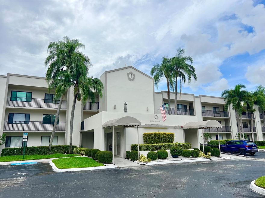 Beautiful 2 bedroom/2 bath CORNER unit offering lots of windows. Light & Bright!! This well kept condo features large, updated eat-in-kitchen w/granite countertops, new stainless steel appliances, pantry & large open pass-through window. Lg living area includes formal dining room & extended living room. (New flooring in main living areas.) Full size washer & dryer located in large walk-in laundry room. Other great features include large master bedroom w/walk-in closet & large vanity area in bathroom. Nothing left to do to this unit but move in & enjoy! Kings Point 55+ community offers a luxury lifestyle with it's many amenities including multi-million dollar theatre, ballroom, clubhouse, indoor & outdoor pools, courtesy buses, gym, tennis, pickle ball, many social clubs & more. A must see!