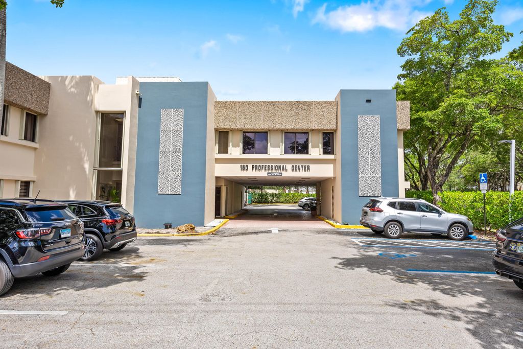 Photo of 150 NW 70th Avenue #09, Plantation, FL 33317 (MLS # B26040338)