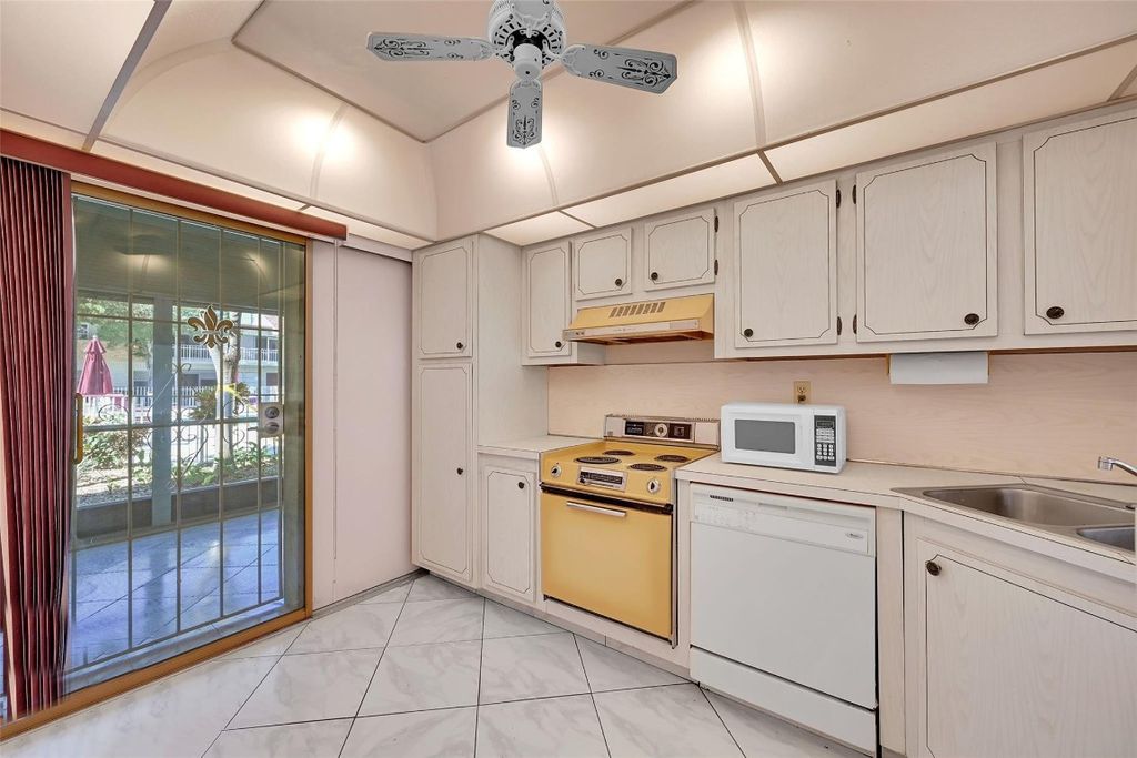 Photo of 860 SE 6th Avenue #304, Deerfield Beach, FL 33441 (MLS # F10513620)