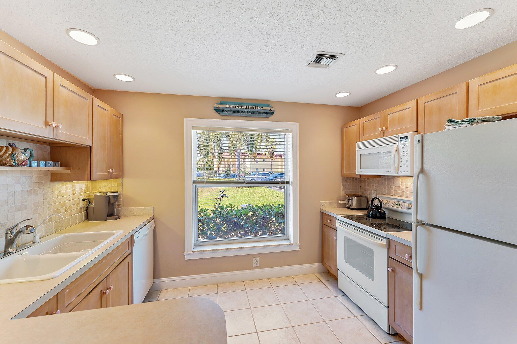 VILLAS ON THE GREEN CONDO - Residential