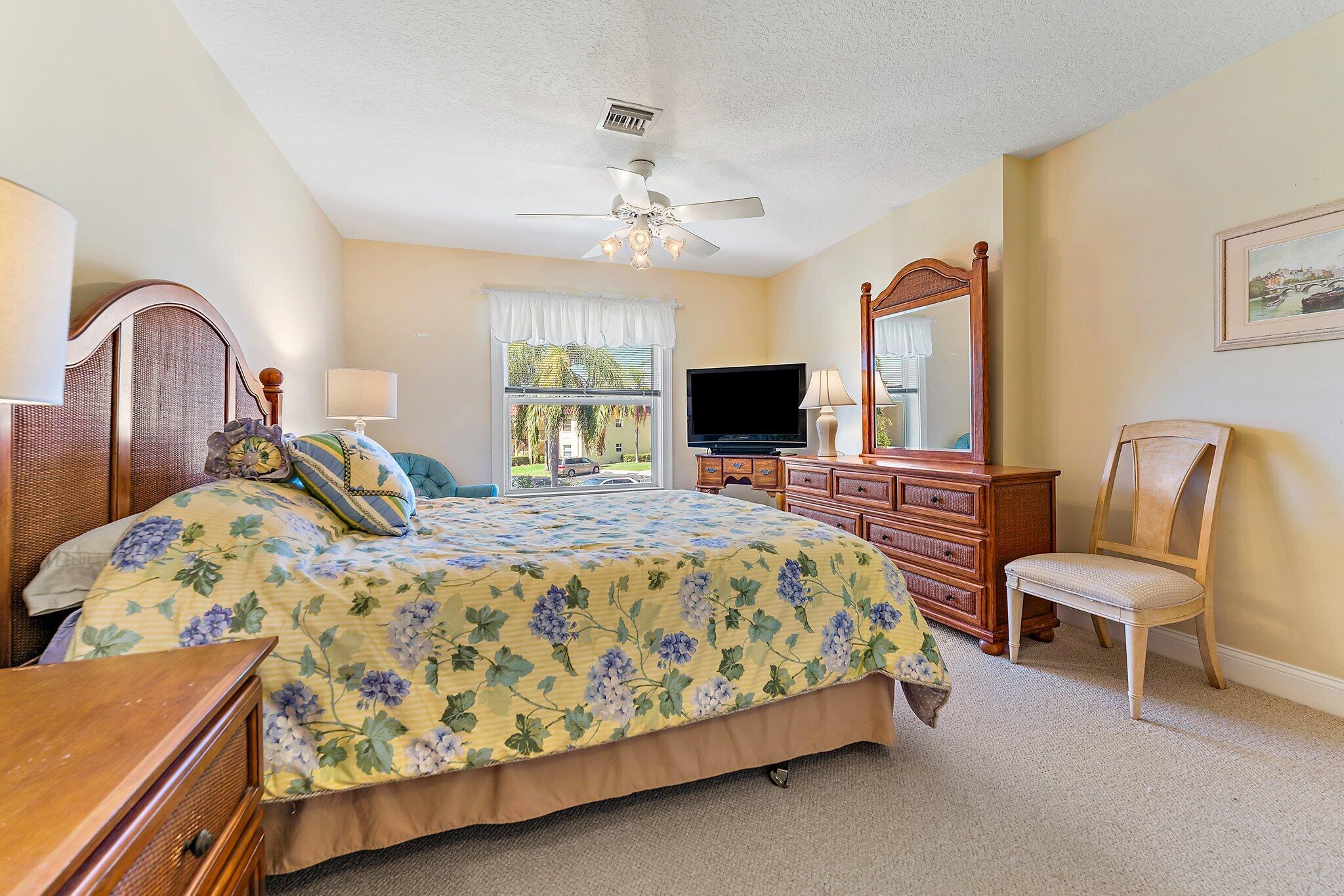 VILLAS ON THE GREEN CONDO - Residential