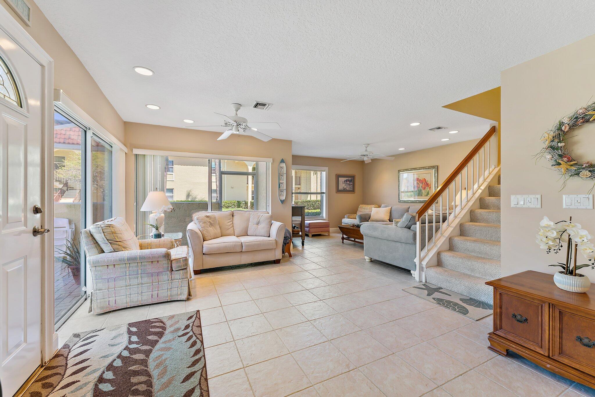 VILLAS ON THE GREEN CONDO - Residential