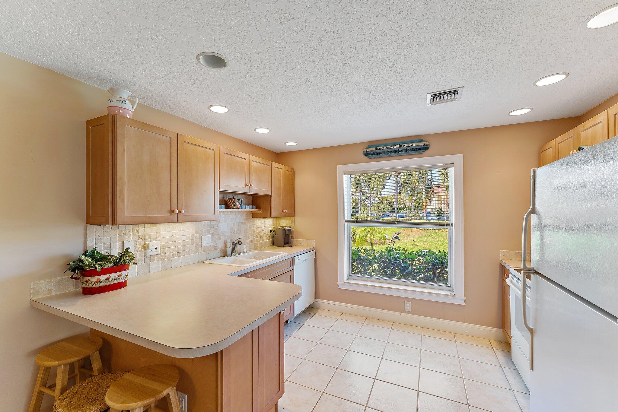 VILLAS ON THE GREEN CONDO - Residential