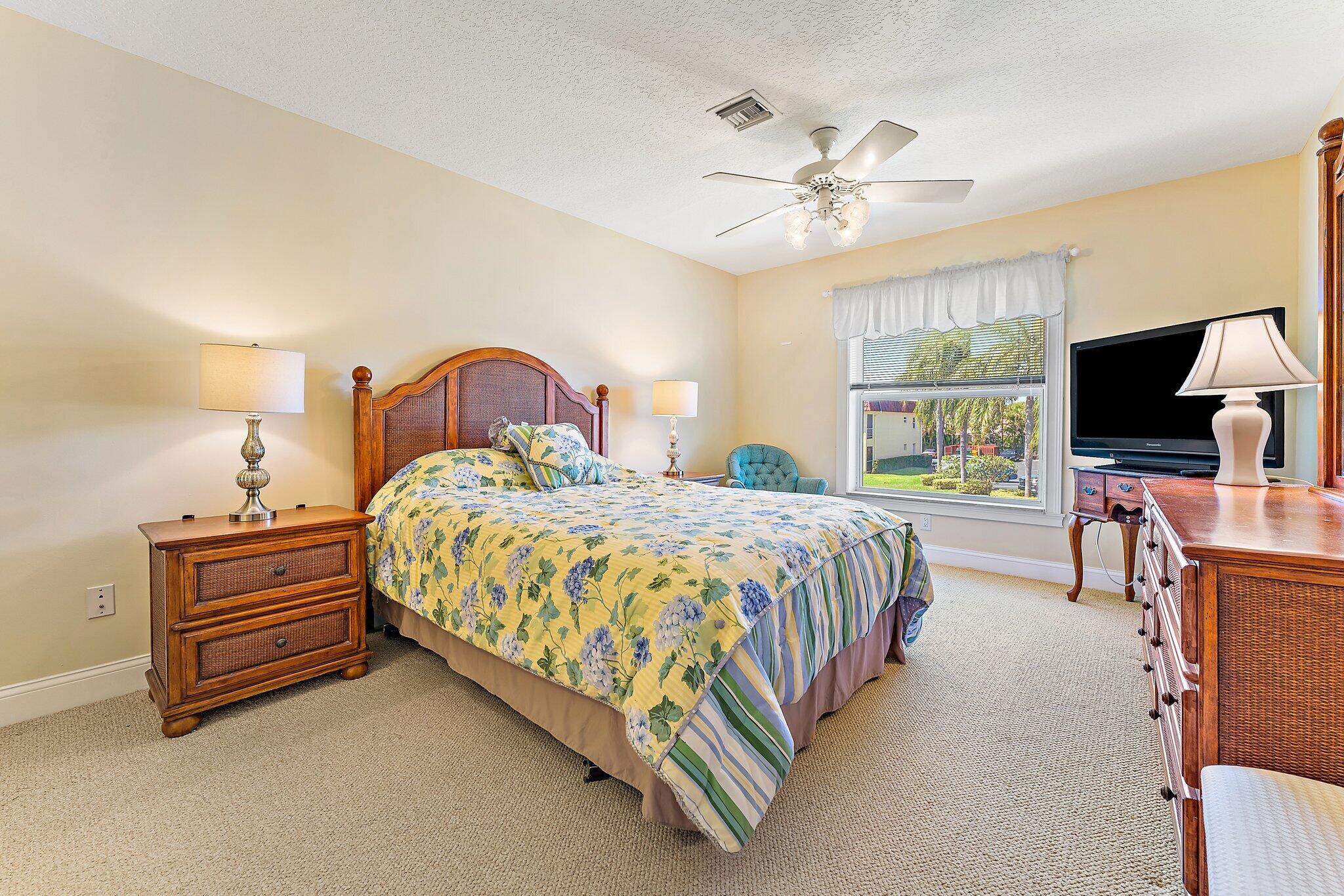 VILLAS ON THE GREEN CONDO - Residential