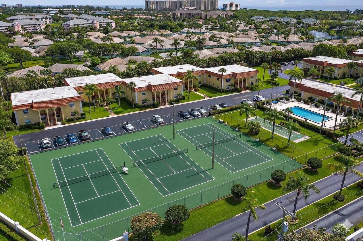 VILLAS ON THE GREEN CONDO - Residential