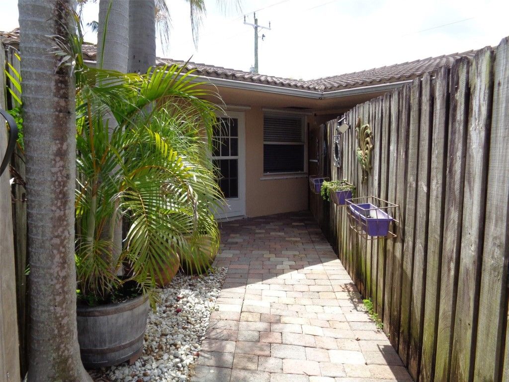 Photo of 736 NE 13th Court #19, Fort Lauderdale, FL 33304 (MLS # F10500824)