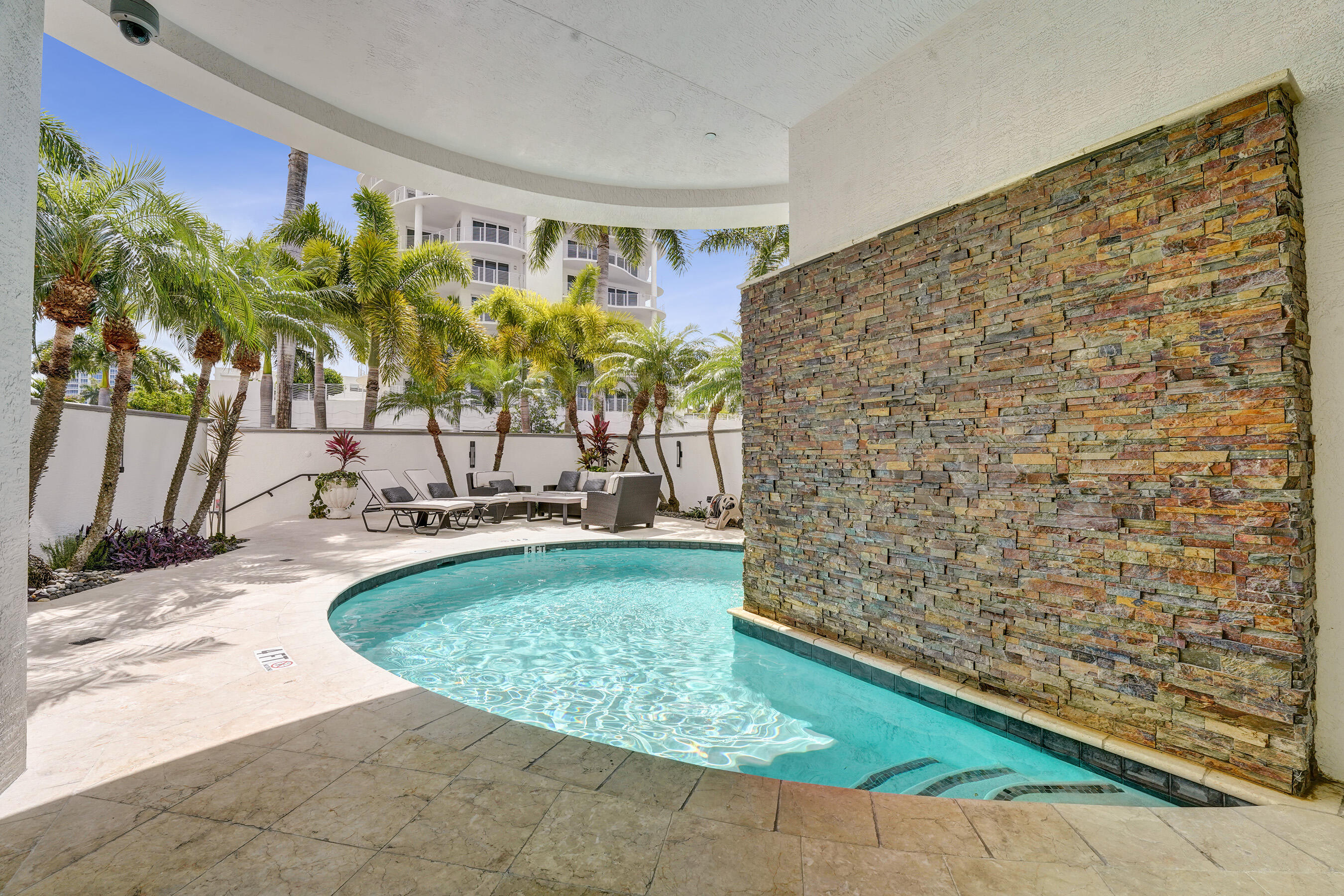 615 Bayshore Drive 402