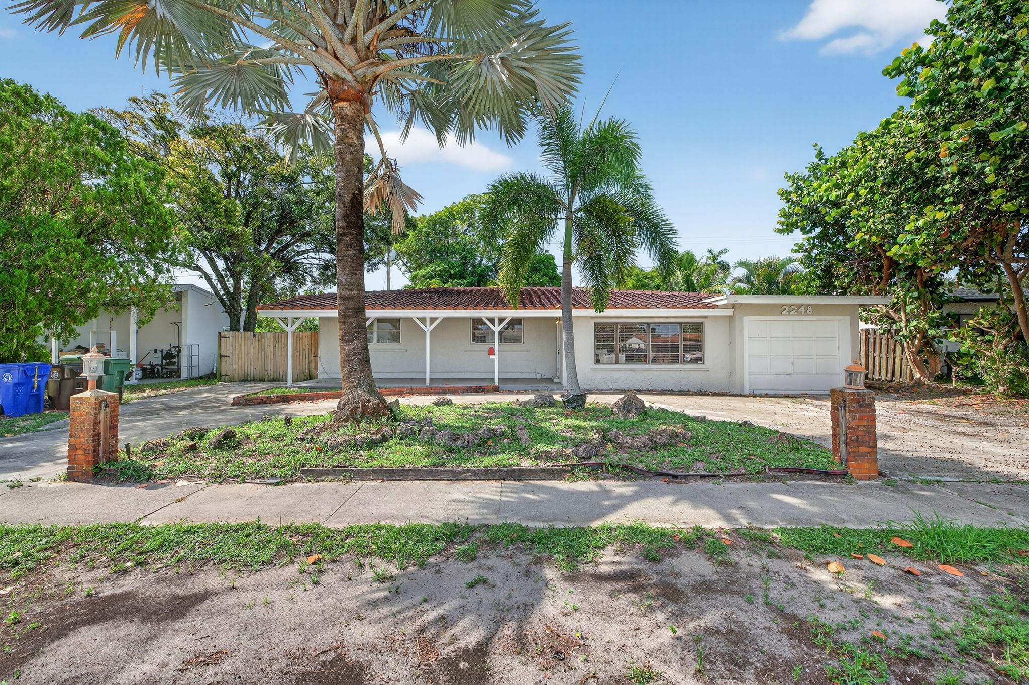Single family home with pool - no HOA, located close to major highways. Move in condition home with potential for buyer to make it their own.