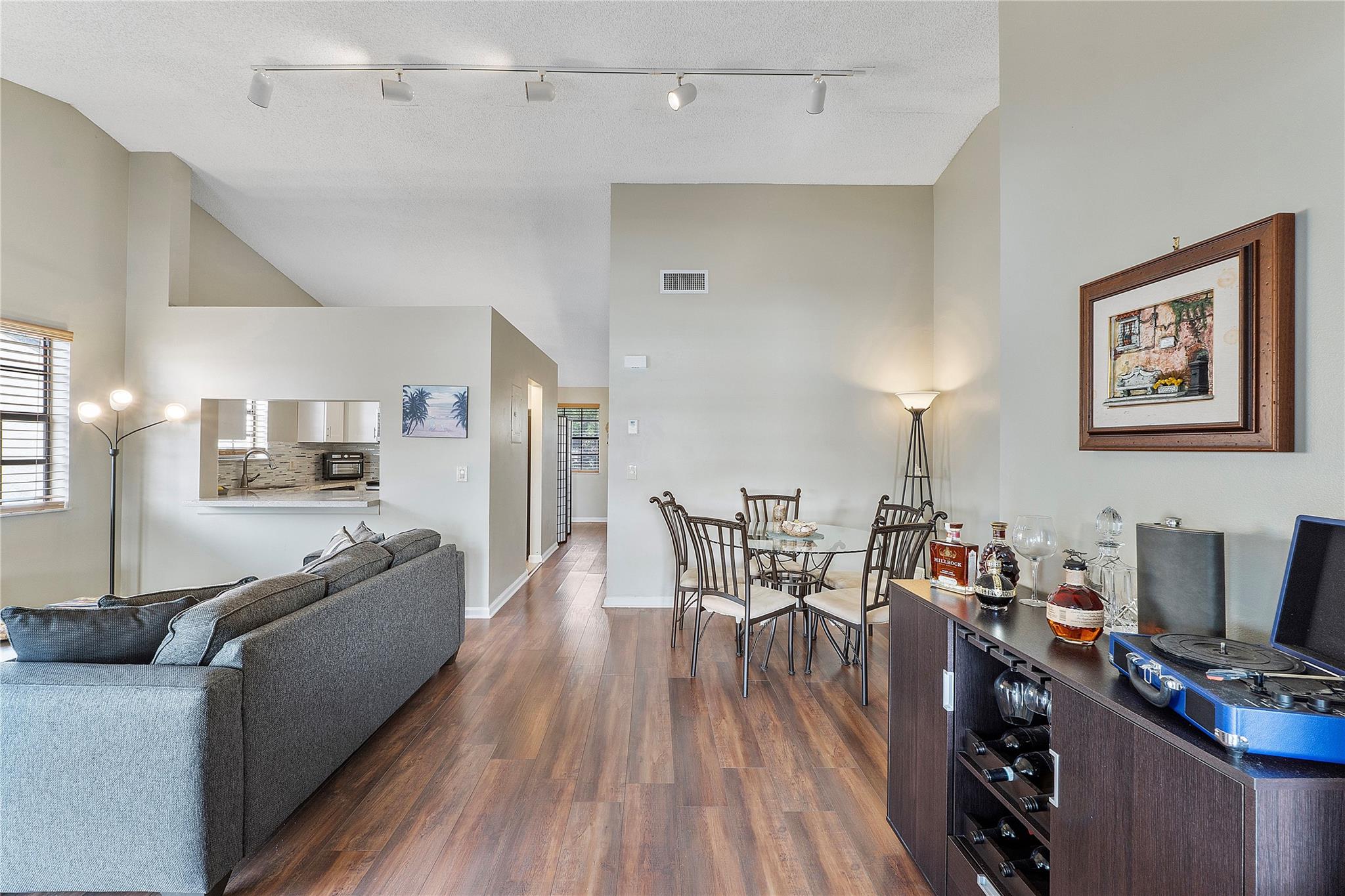 Embassy Sq @ Independ Bay - Residential