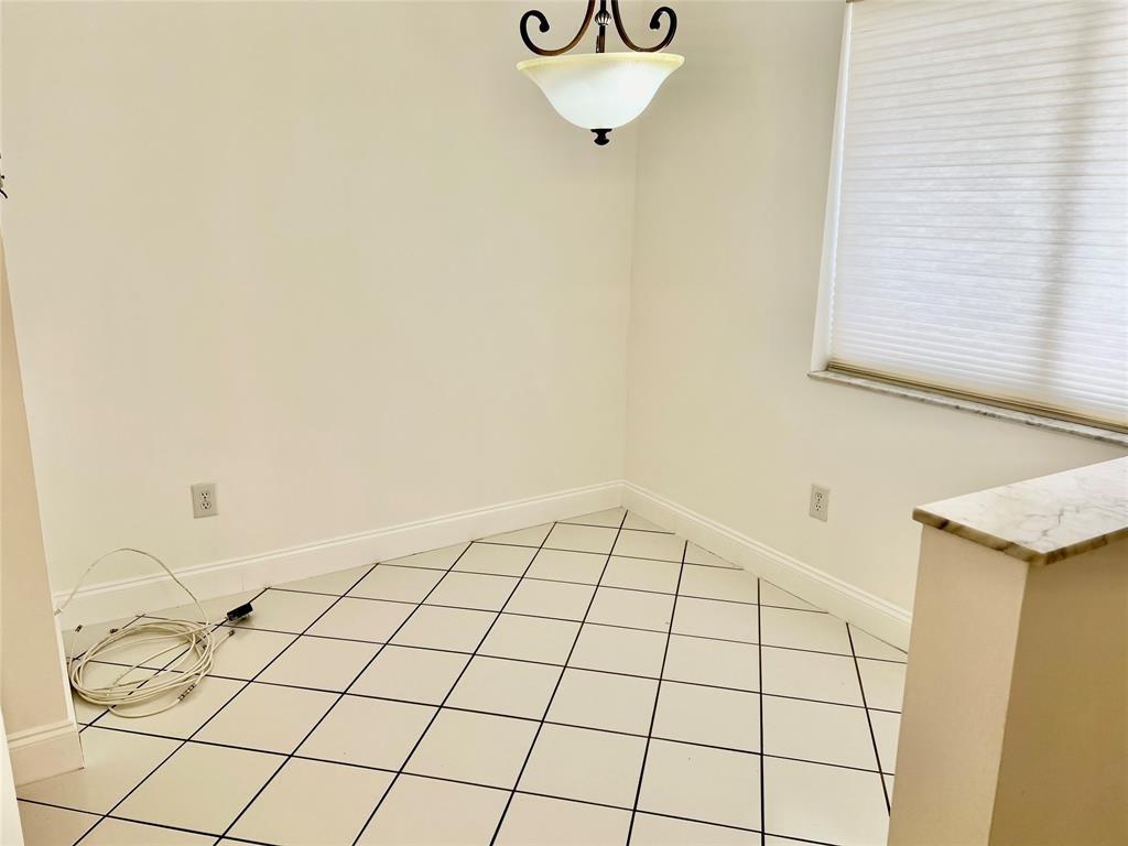 9587 Weldon Cir 204, Tamarac, FL, 33321/$269,000 4 9587 Weldon Cir 204