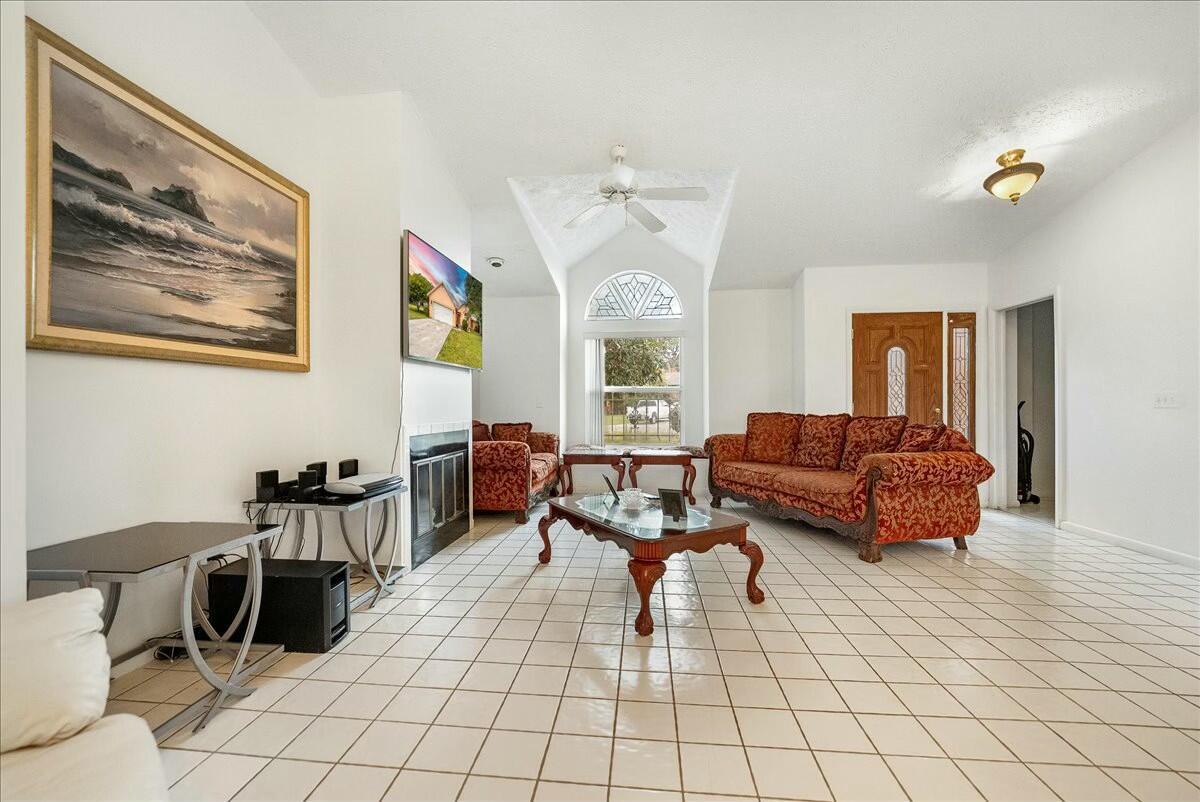 1861 SE Dranson Circle