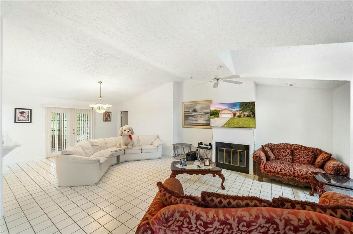1861 SE Dranson Circle