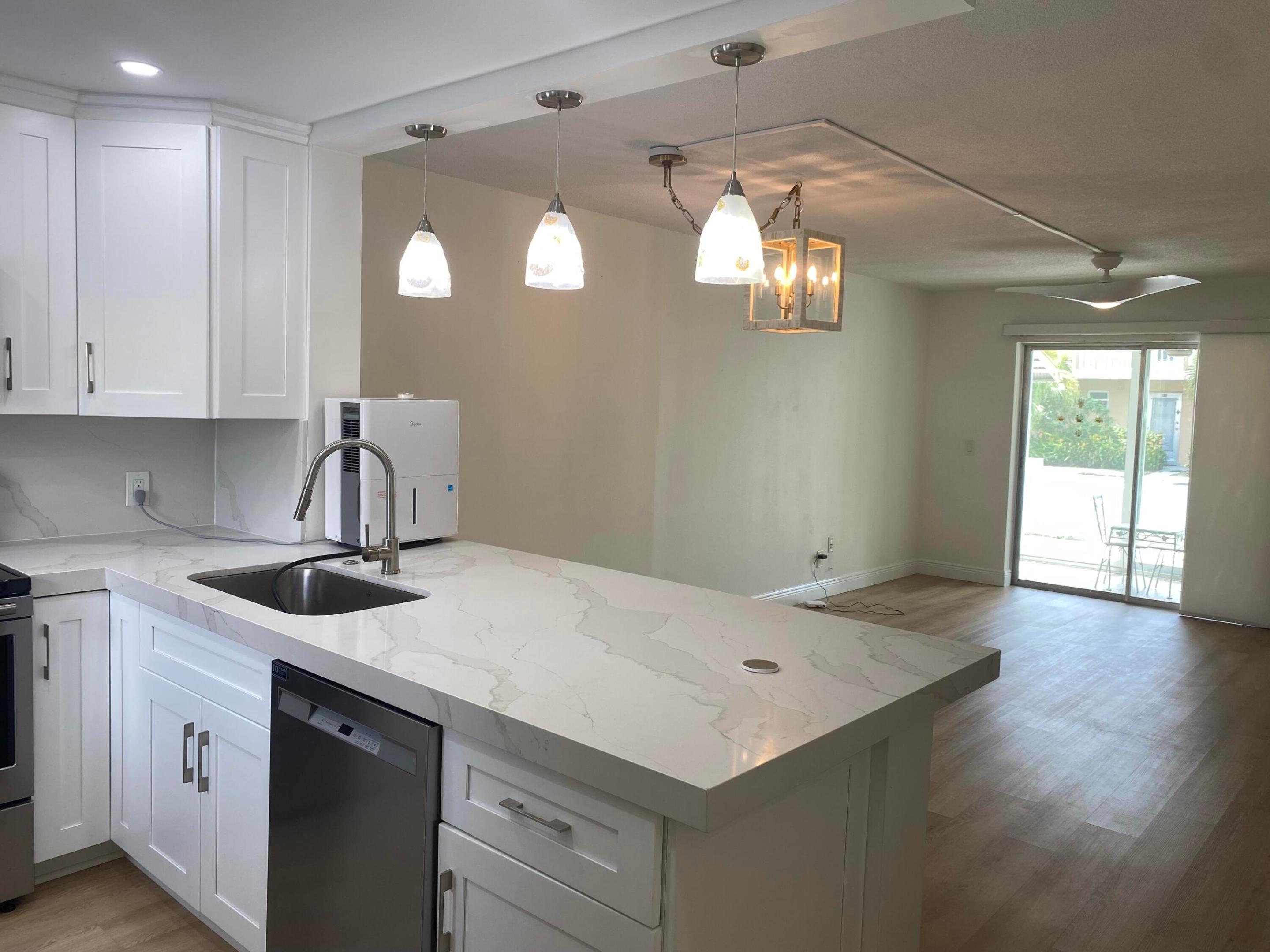 VILLAGE ROYALE CONDO 2 - Residential