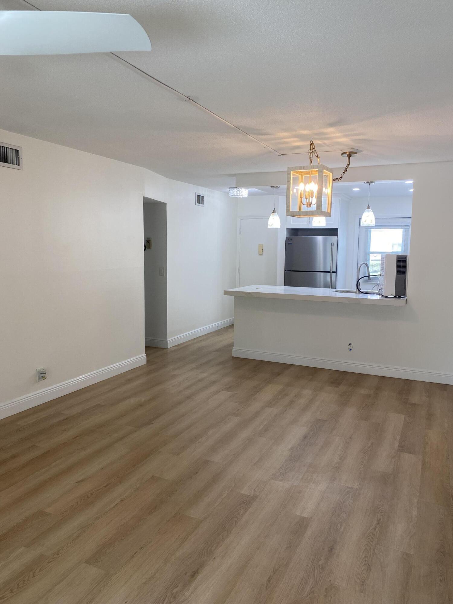 VILLAGE ROYALE CONDO 2 - Residential