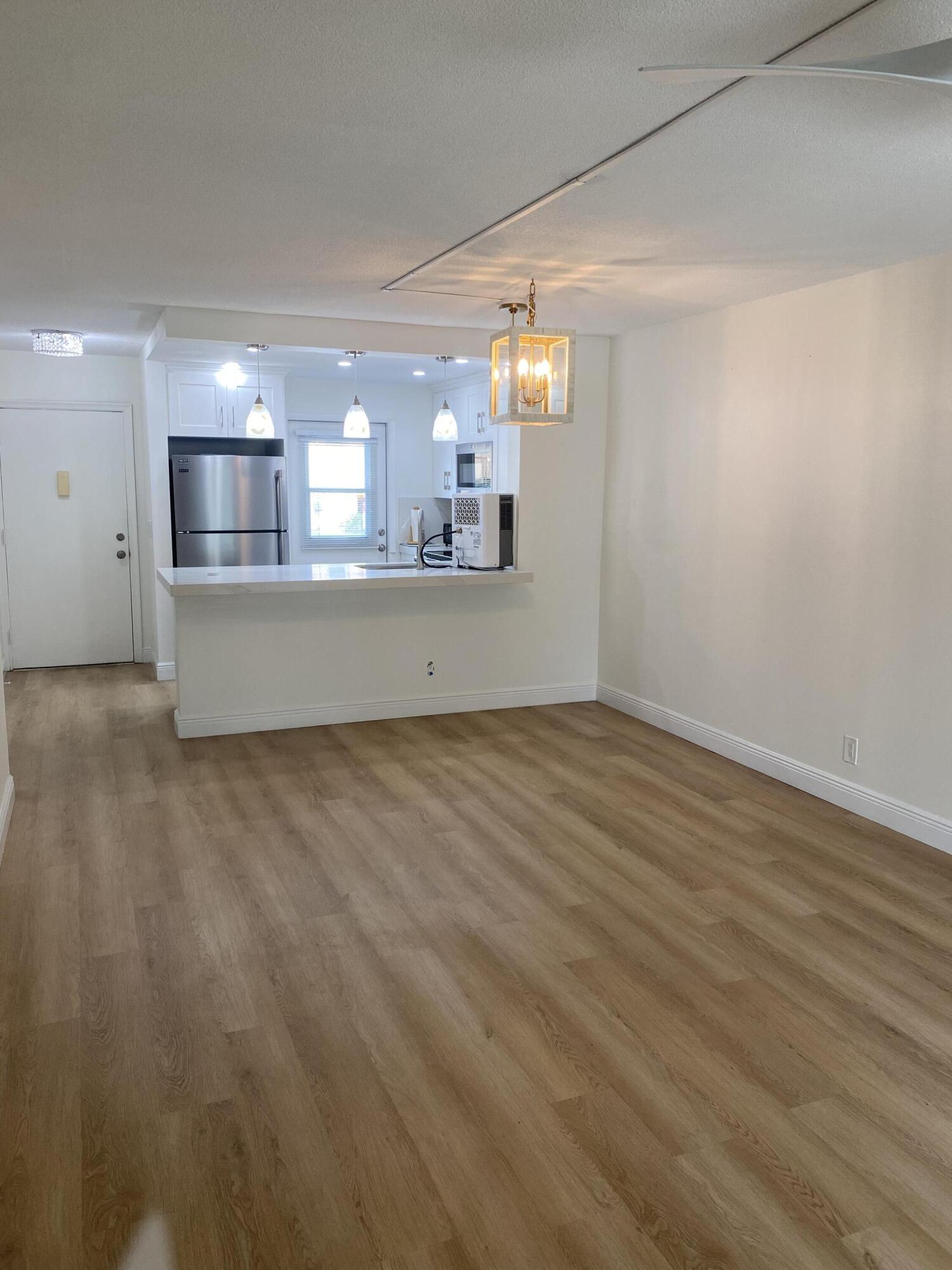 VILLAGE ROYALE CONDO 2 - Residential