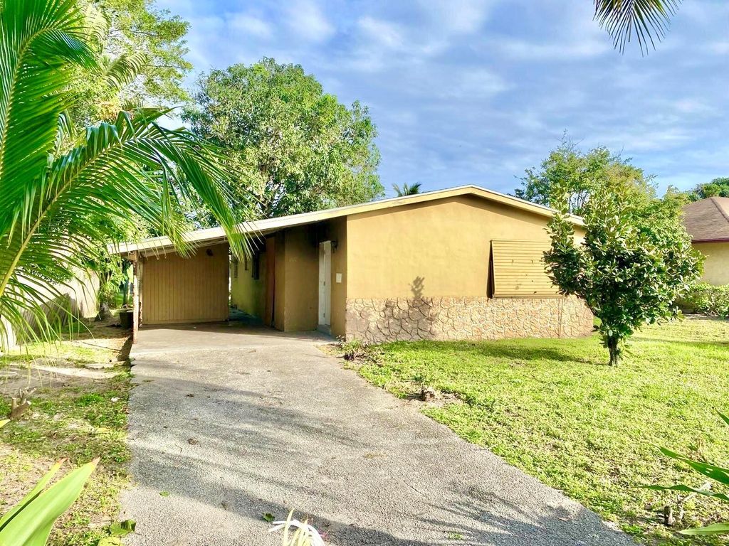 Photo of 135 NW 8th Avenue, Delray Beach, FL 33444 (MLS # R10953260)