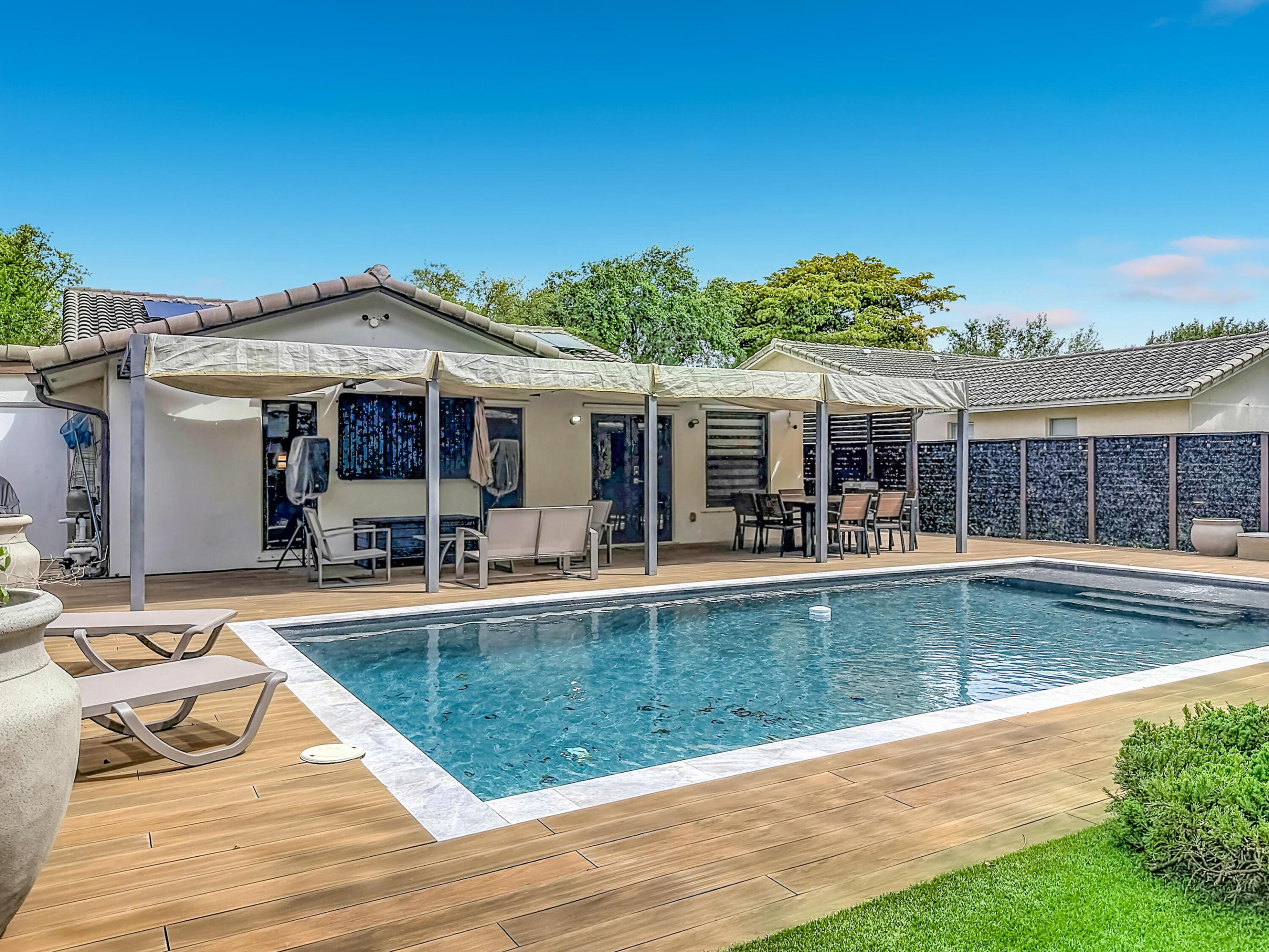 CORAL SPRINGS UNIVERSITY DRIVE - Residential