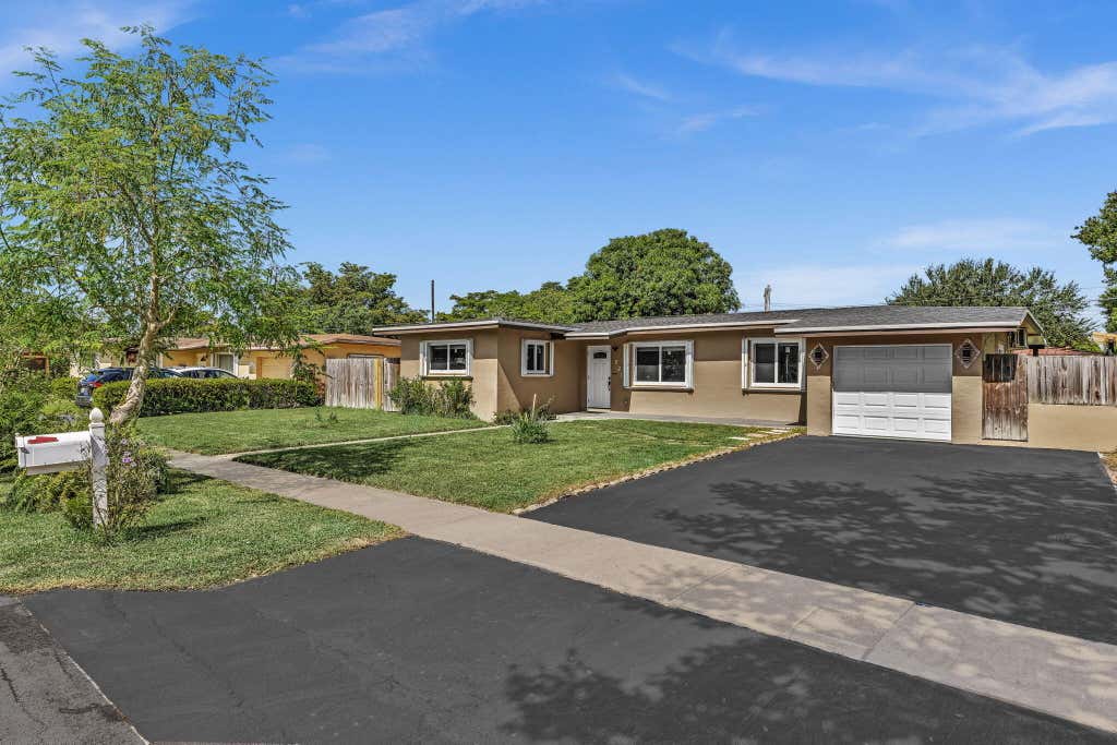 Photo of 721 FAIRWAY Drive, Plantation, FL 33317 (MLS # B26064919)