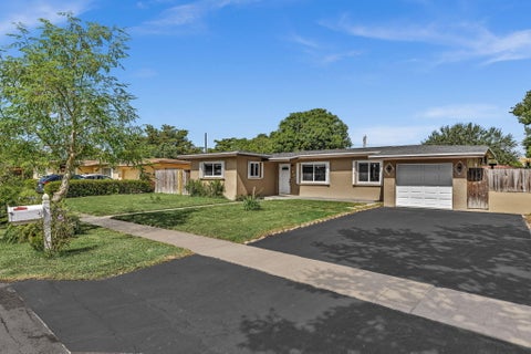 Tiny photo for 721 FAIRWAY Drive, Plantation, FL 33317 (MLS # B26064919)