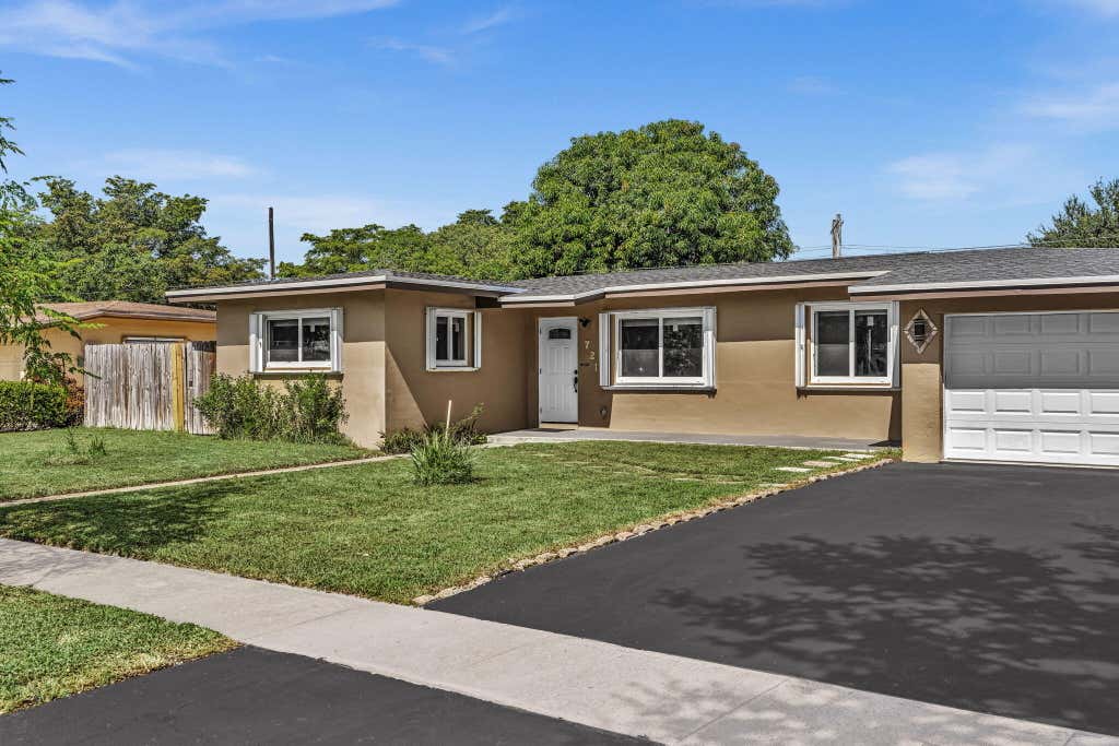 Photo of 721 FAIRWAY Drive, Plantation, FL 33317 (MLS # B26064919)