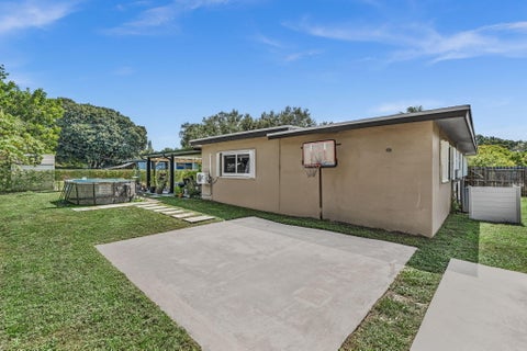Tiny photo for 721 FAIRWAY Drive, Plantation, FL 33317 (MLS # B26064919)