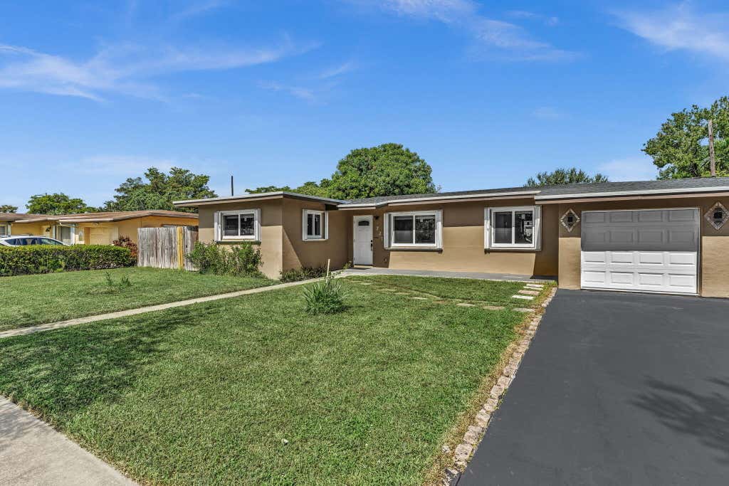Photo of 721 FAIRWAY Drive, Plantation, FL 33317 (MLS # B26064919)