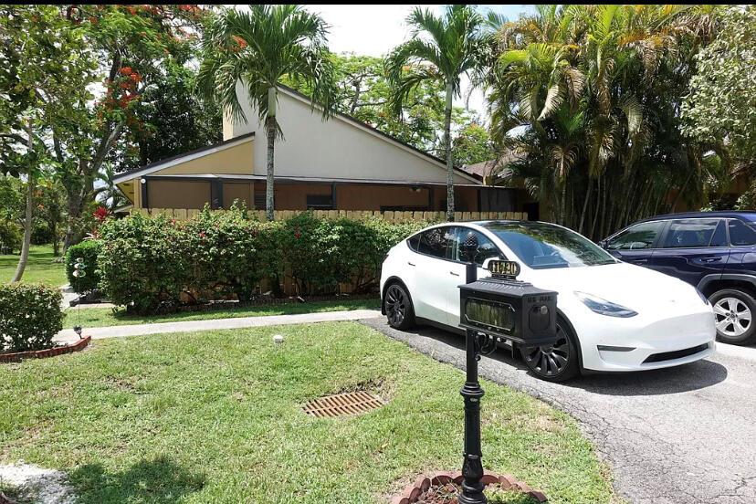 Beautifully Remodeled Townhome in Timberwalk. This stunning 3/2 townhome has been completely remodeled and is move-in ready! The open concept living area is perfect for entertaining guests, and the spacious kitchen features stainless steel appliances and quartz countertops. The master bedroom has its own private bathroom and custom built Italian walk-in closet, the other two bedrooms are perfect for children or guests. The townhome also has a private screened patio that is perfect for relaxing on a warm summer day, as well as a screened front patio. Timberwalk is a quiet and friendly community with A rated schools. The community is also close to shopping, dining, and entertainment. This townhome is the perfect place to call home!