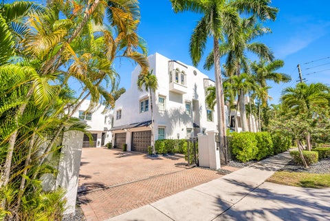 Tiny photo for 1627 E Broward Boulevard, Fort Lauderdale, FL 33301 (MLS # B26089830)