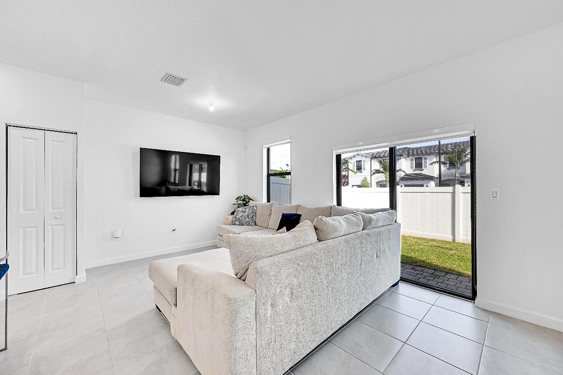 VIEWPOINT AT VISTA LAGO - Residential