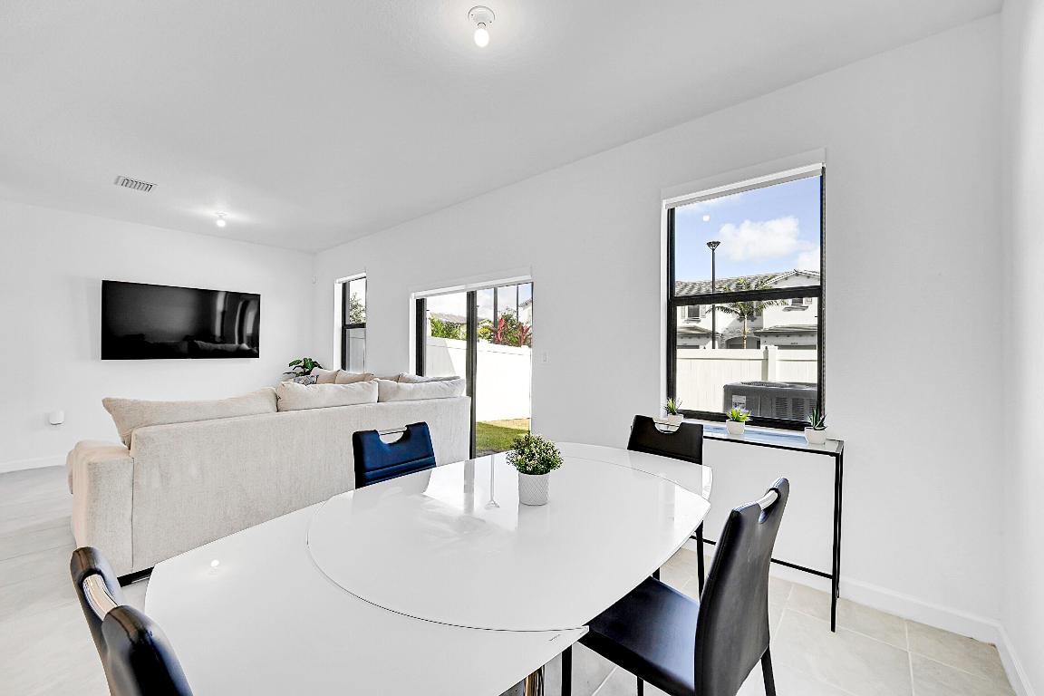 VIEWPOINT AT VISTA LAGO - Residential