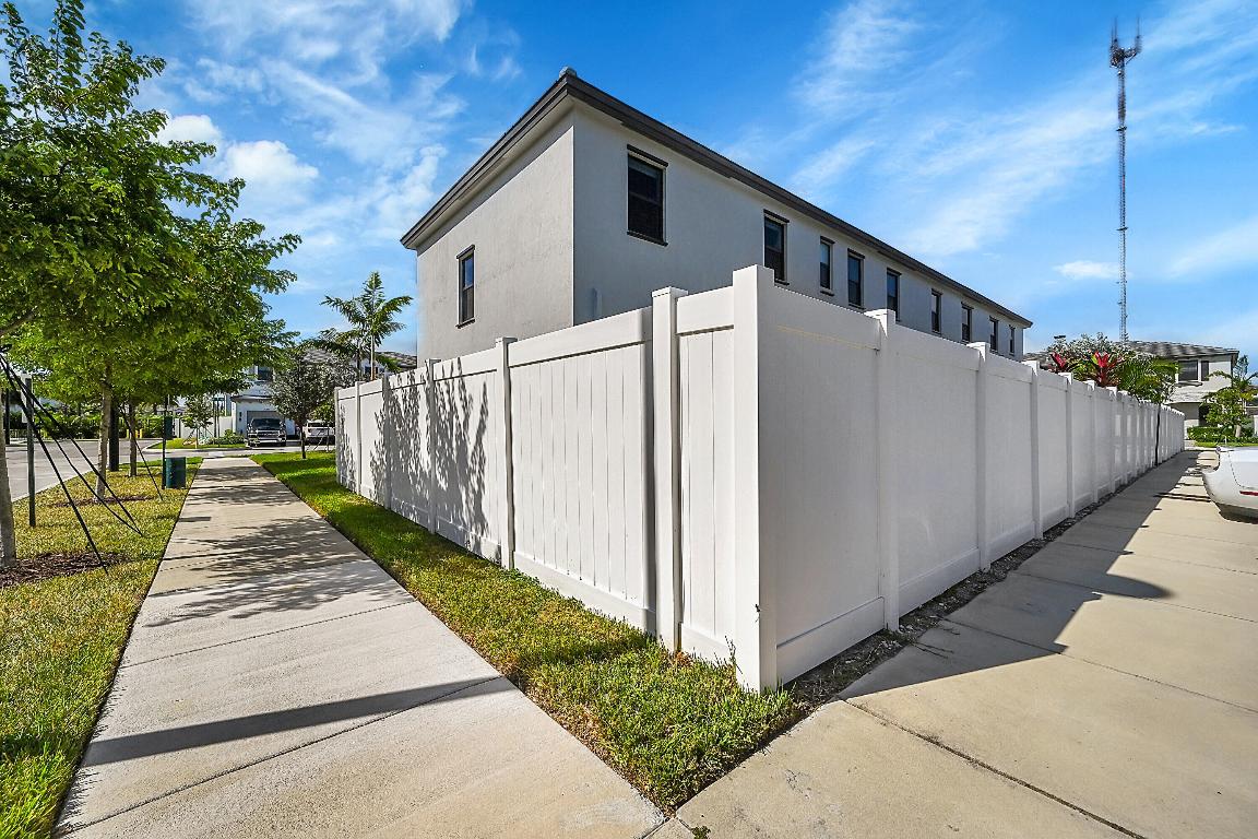 VIEWPOINT AT VISTA LAGO - Residential