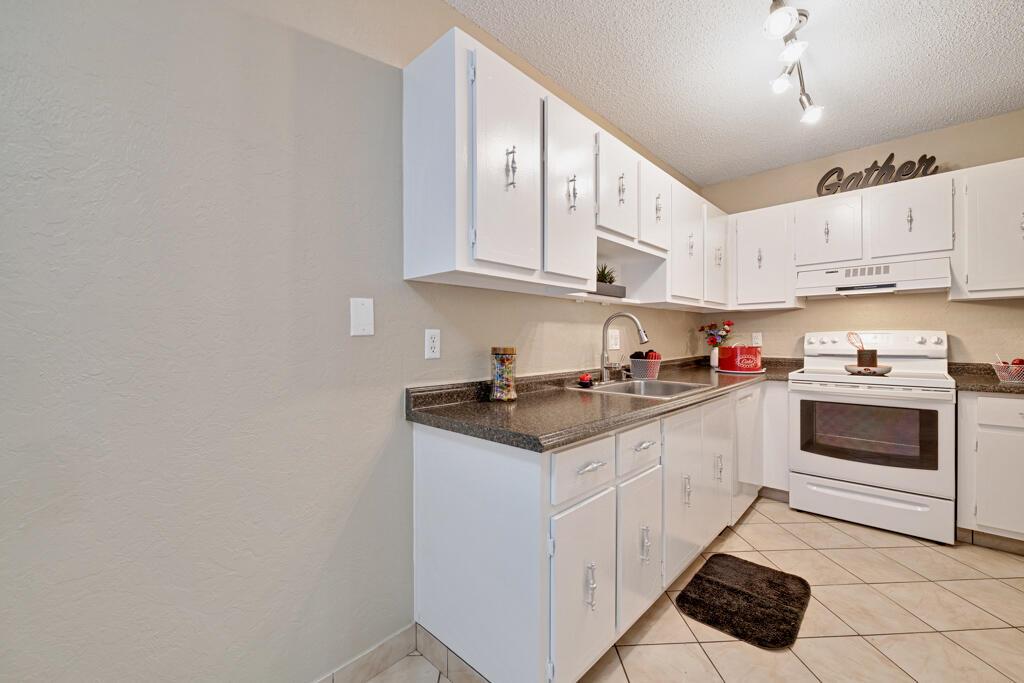 PINES OF DELRAY CONDO - Residential Lease