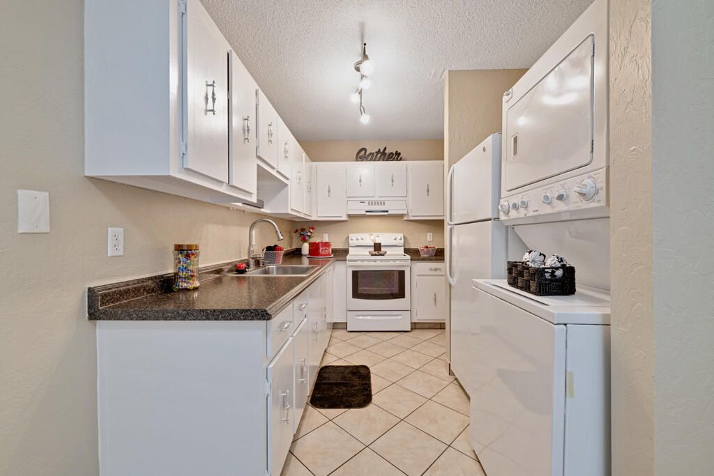 Photo of 2411 Papaya Drive #202, Delray Beach, FL 33445 (MLS # R11134058)