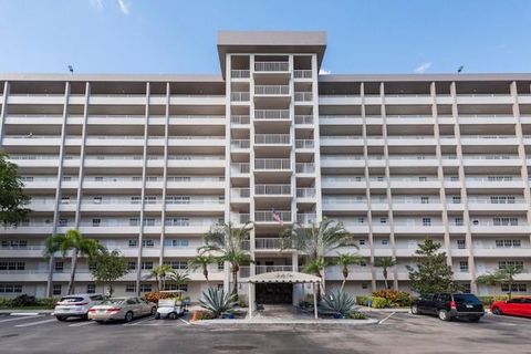 Condominium in Pompano Beach FL 575 Oaks Ln Ln.jpg