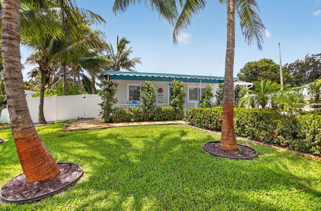 Photo of 468 W Ocean Avenue, Boynton Beach, FL 33435 (MLS # B26033394)