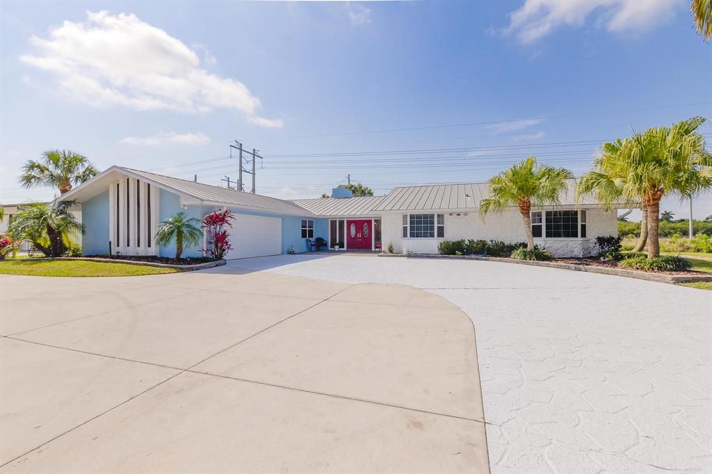 Photo of 1001 Saeger Avenue, Fort Pierce, FL 34982 (MLS # R10709234)