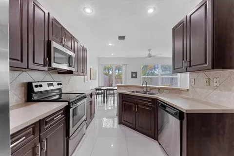 6289 Crescent Lake Way, Lake Worth, FL MLS: R11084995