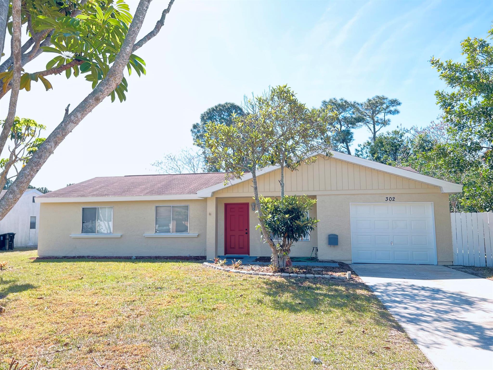 NICE 3/2/1 GARAGE, SCREENED PORCH. FRESHLY OPAINTED EXTERIOR. 4 YEAR NEW KITCHEN WITH GRANITE COUNTERS. UPDATED BATHS, CERAMIC TILED FLOORS. CARPET ONLY IN 1 BEDROOM. CITY WATER AND SEWER. LAWN SERVICE INCLUDED. HUGE YARD. TENANT TO BE APPROVED BY HOA (EASY ORICESS). COMMUNITY POOL.1st mo $2175 + $2700 Security+$45 lease fee