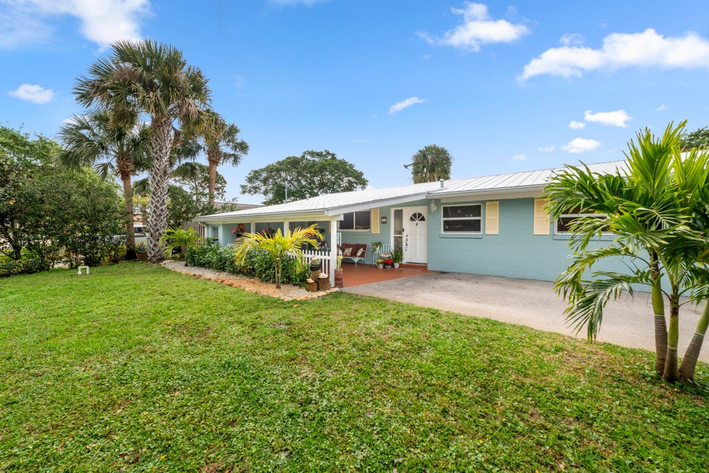 Photo of 324 Tequesta Drive, Tequesta, FL 33469 (MLS # R10943922)