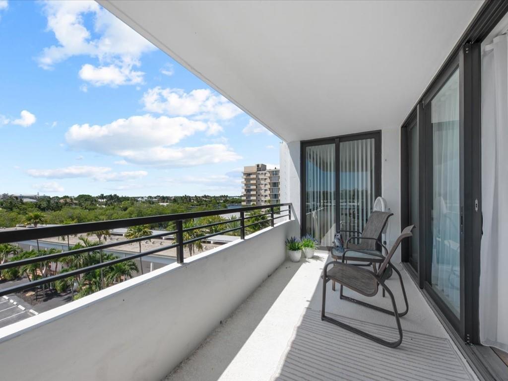Ocean & Intracoastal Views in South Palm Beach!
Spacious unfurnished 2BR/2BA condo featuring an open layout, large windows, and a private balcony. Recently updated with hurricane impact windows & shutters, fresh paint, modern bathrooms with new toilets, popcorn ceiling removal, and a newer washer/dryer.
Enjoy resort-style living with 24/7 front desk, package reception, pool, gym, 1 assigned parking space + ample guest parking. Building is currently undergoing renovations and has brand-new elevators.
Residents also have exclusive access to the Mayfair Ocean Club across the street with private beach, pool, and chair service. Ideally located just steps from the sand and minutes from Palm Beach shopping, dining, and golf.