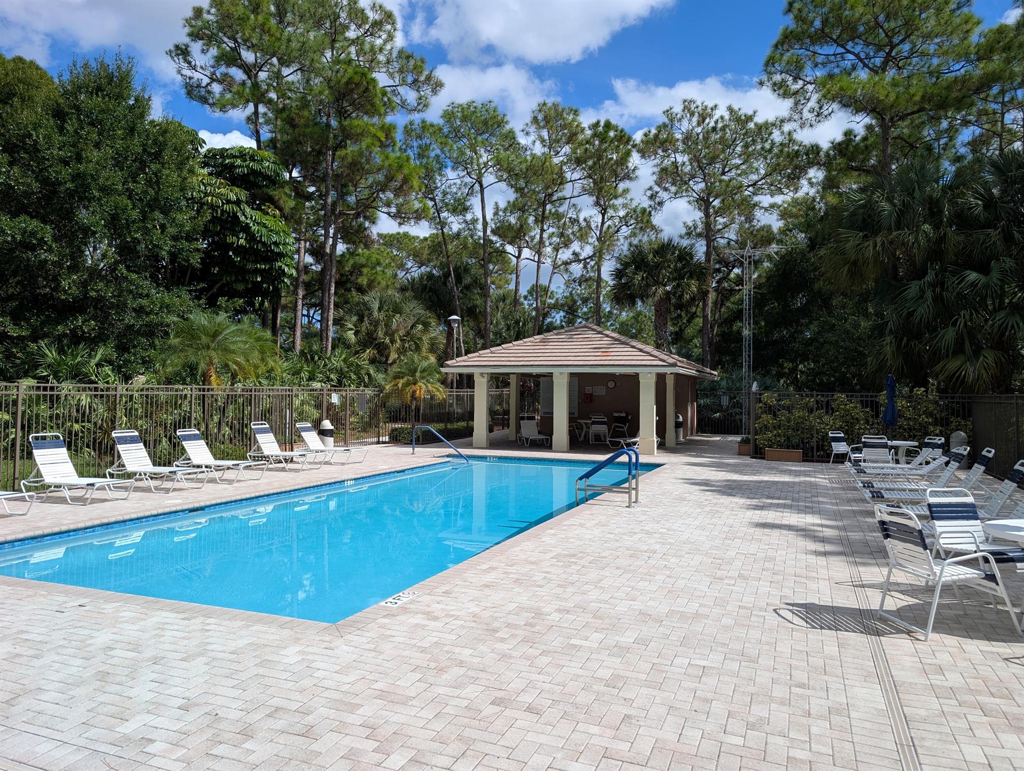 ISLAND OF RIVER BRIDGE - Residential