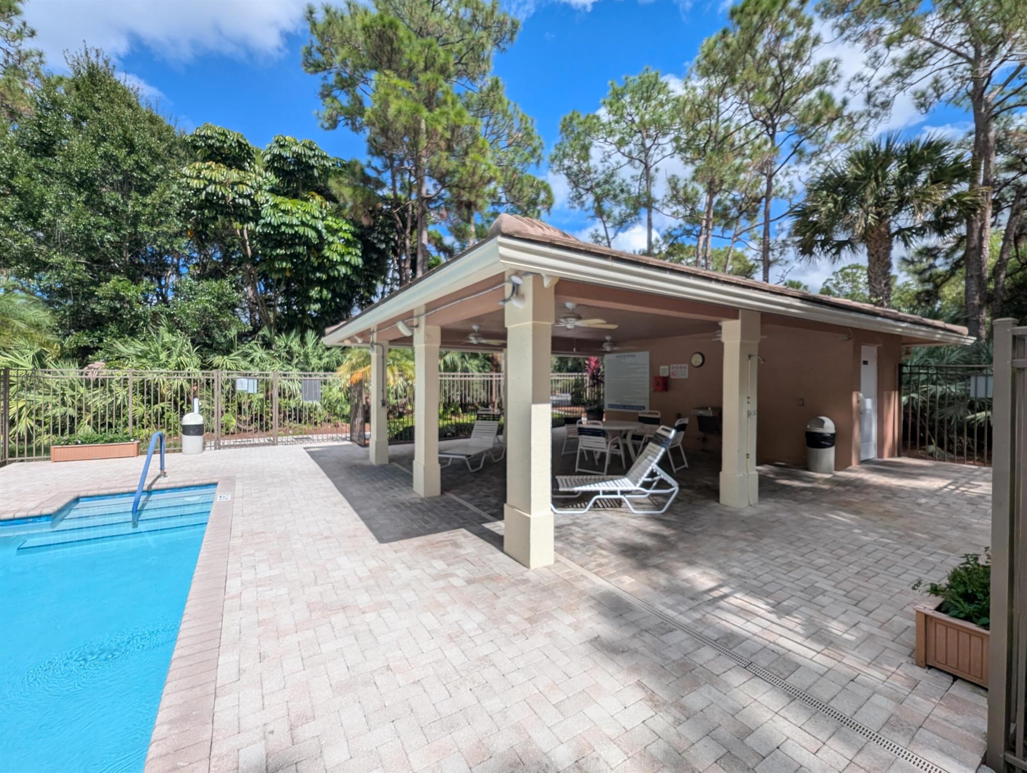 ISLAND OF RIVER BRIDGE - Residential