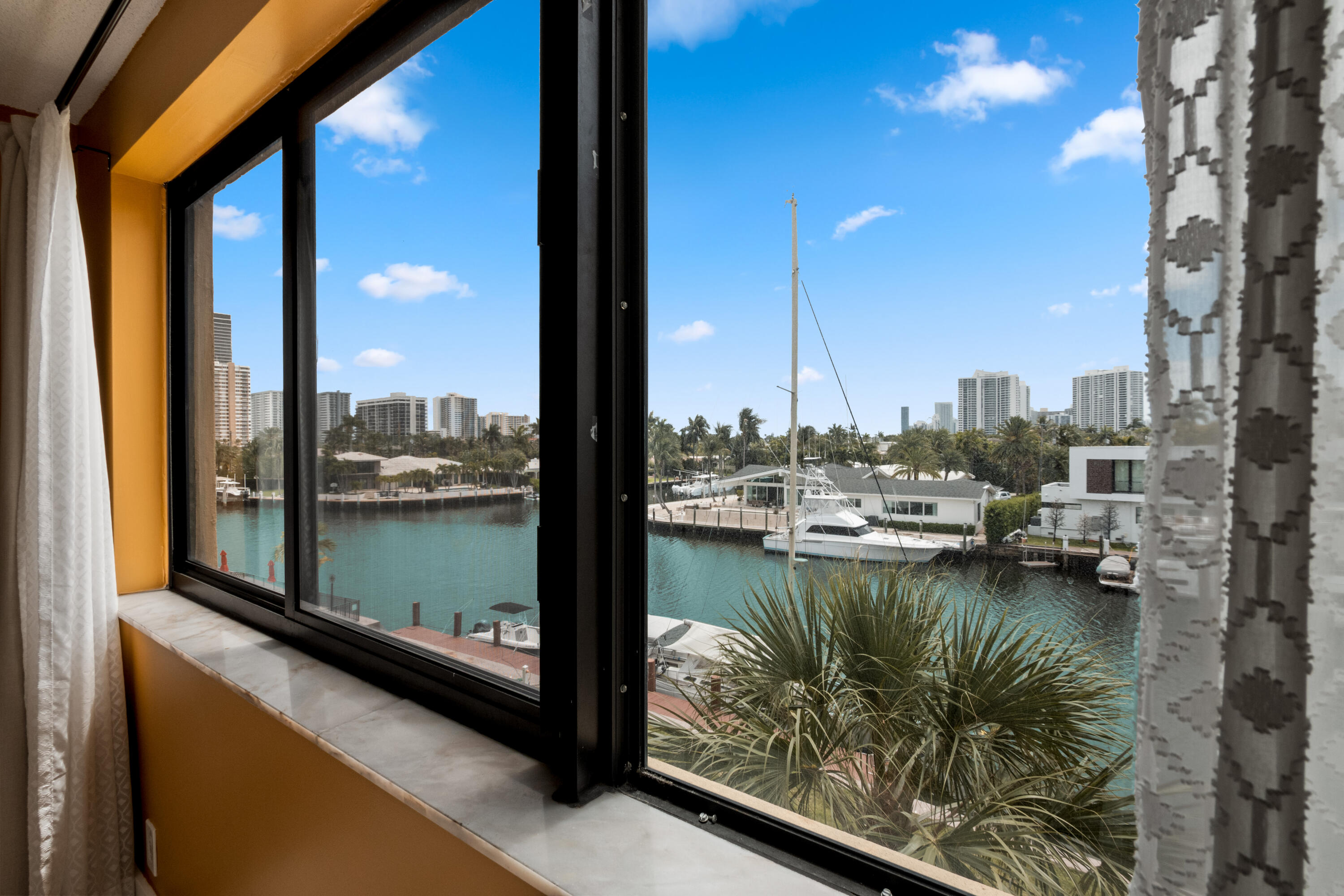 YACHT CLUB CONDO (THE) - Residential