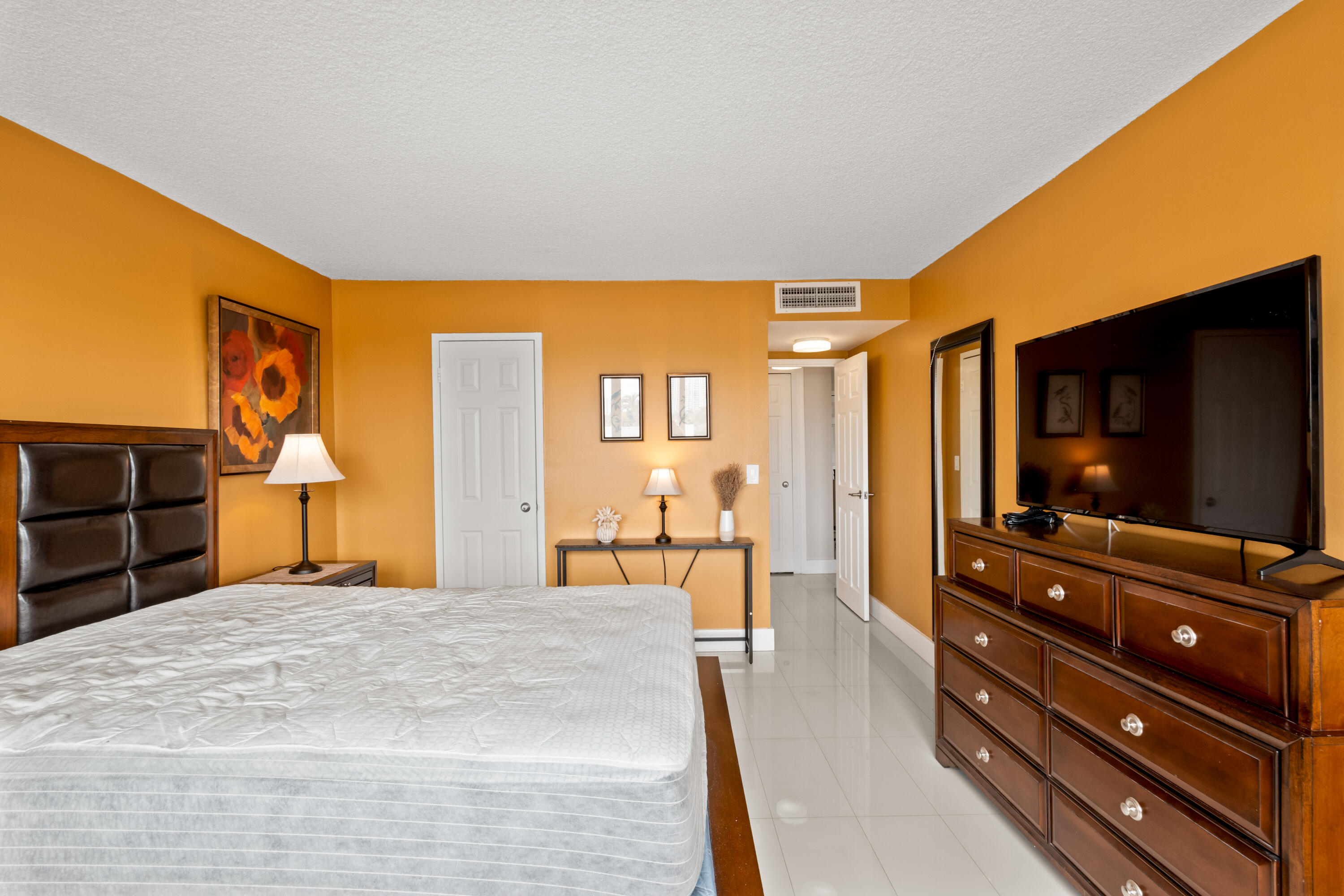 YACHT CLUB CONDO (THE) - Residential