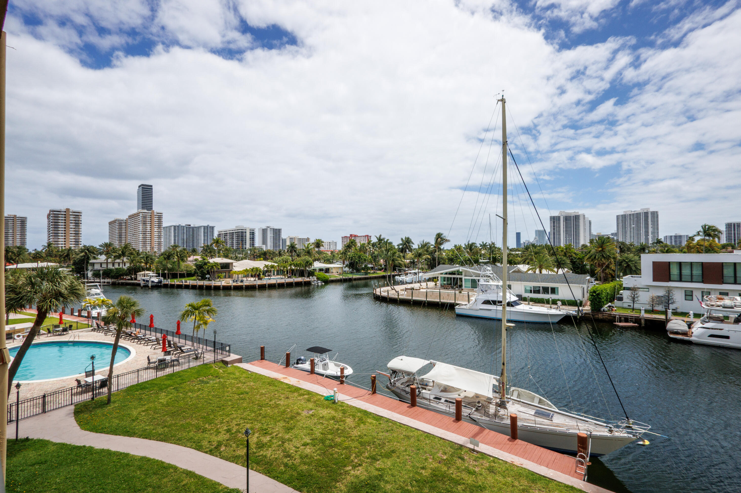 YACHT CLUB CONDO (THE) - Residential