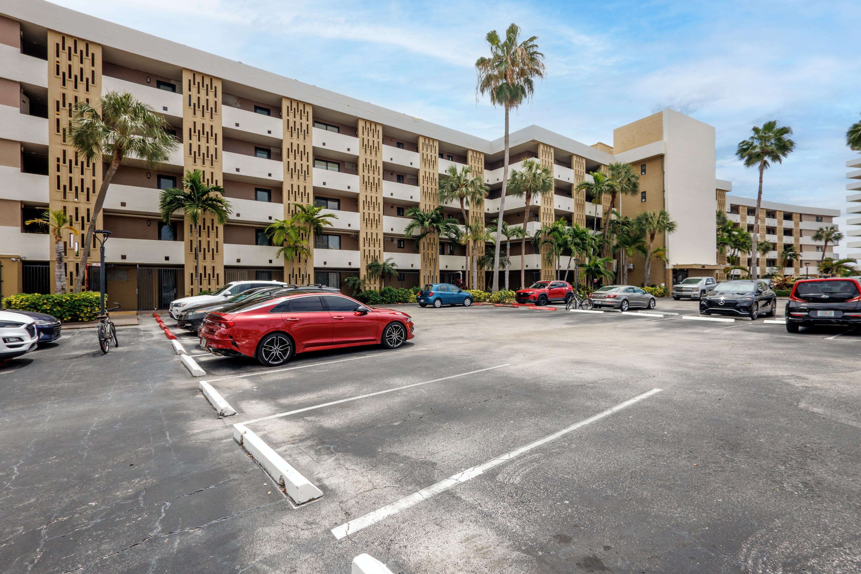 YACHT CLUB CONDO (THE) - Residential