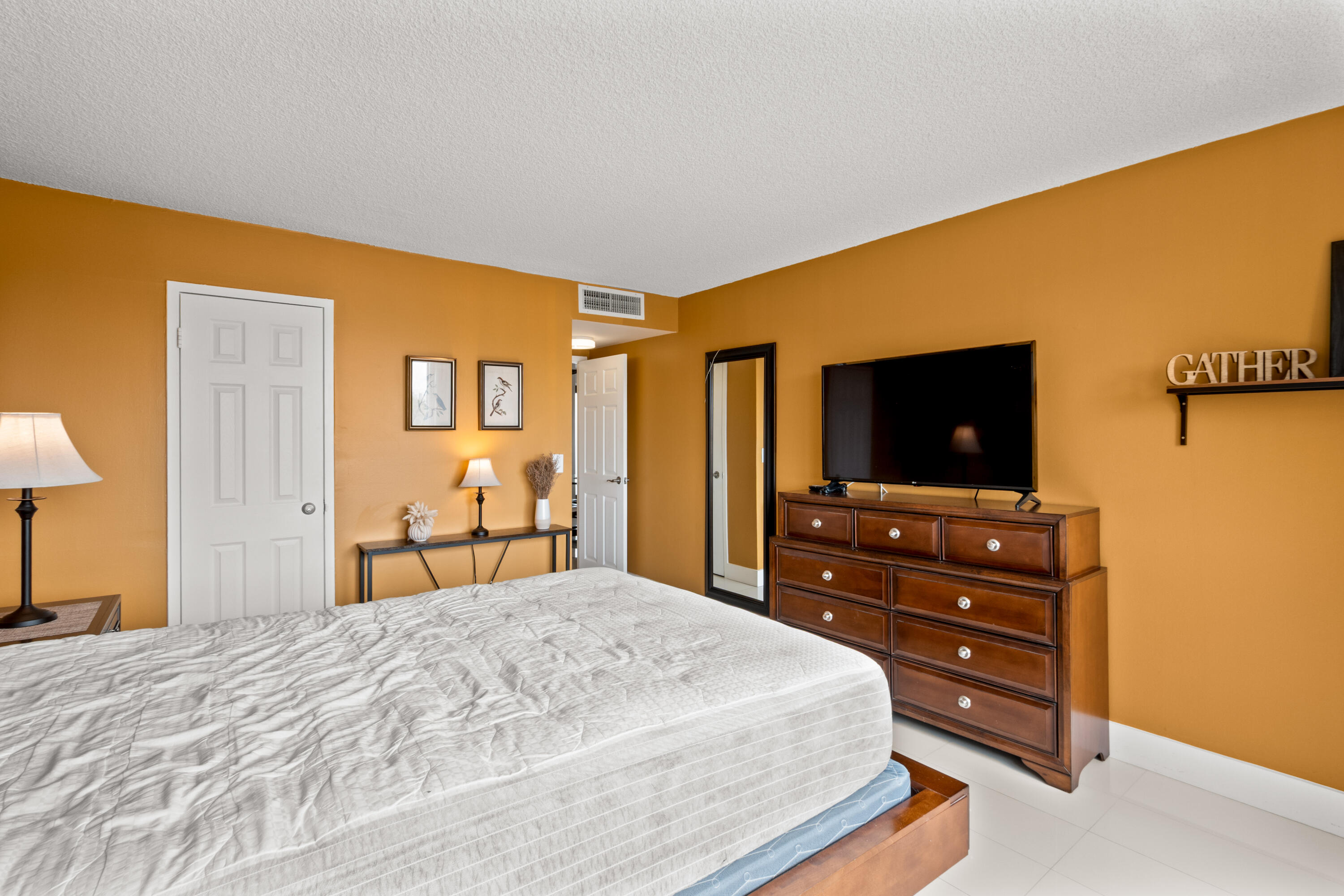 YACHT CLUB CONDO (THE) - Residential