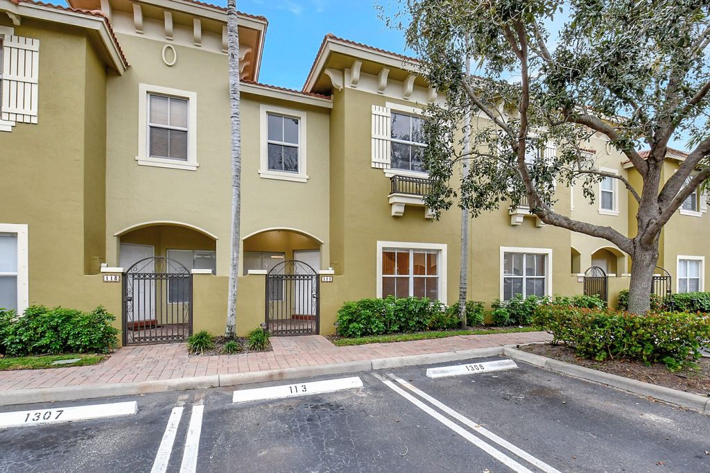 Photo of 111 Lake Monterey Circle, Boynton Beach, FL 33426 (MLS # R10952084)