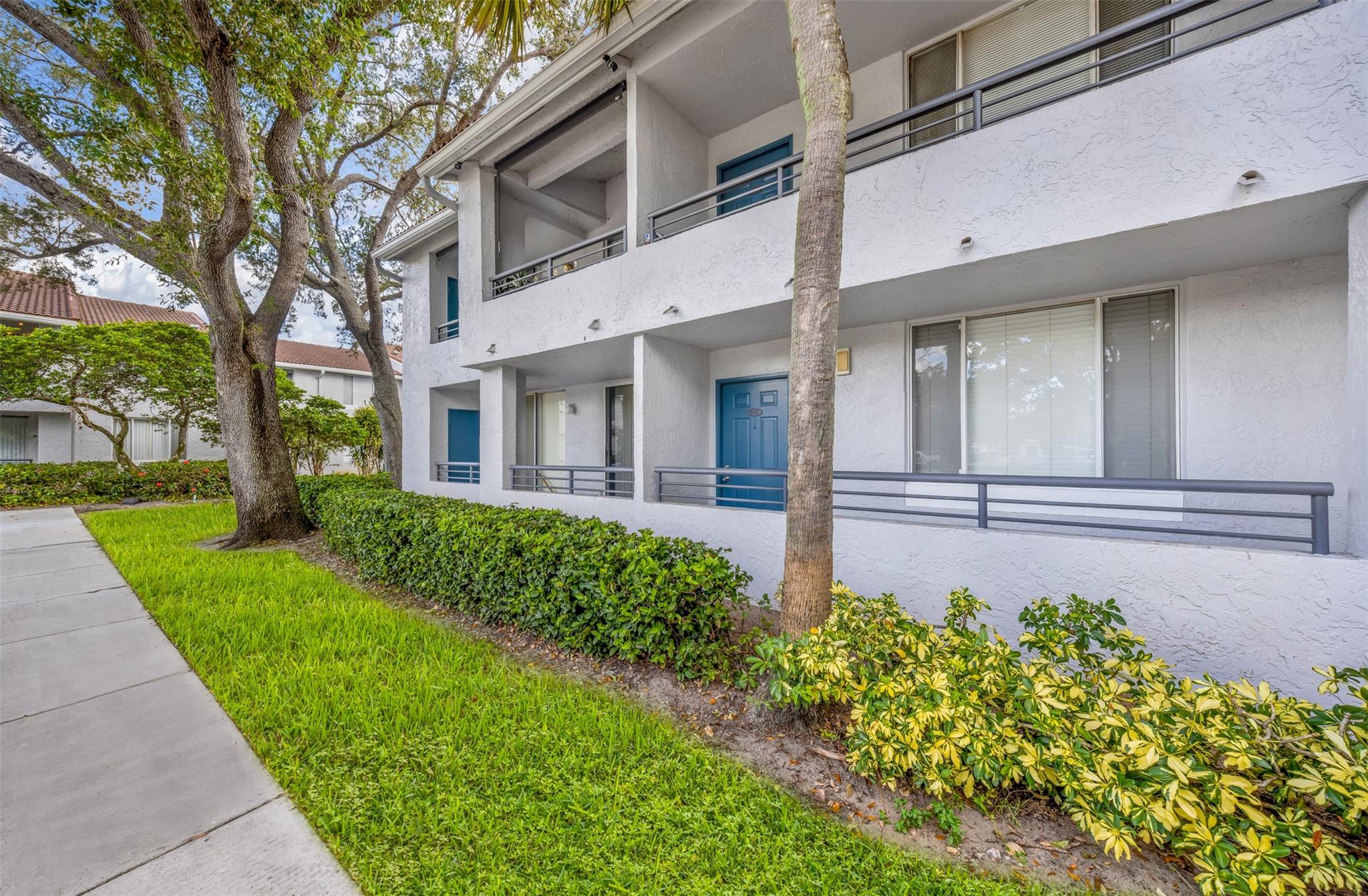 Beautiful 2-Bedroom, 2-Bathroom Apartment in Coconut Park
Lovely apartment with new paint and a brand-new air conditioning system! Bright, spacious, and move-in ready — this home features tile floors throughout, a full-size washer and dryer inside the unit, and an open porch.
Enjoy all the amazing amenities Coconut Park has to offer: a sparkling swimming pool, modern fitness center, clubhouse, tennis and racquetball courts, volleyball area, barbecue stations, and even a convenient car wash area.
Located in a beautifully maintained community with quick approval, this apartment combines comfort, convenience, and resort-style living all in one.