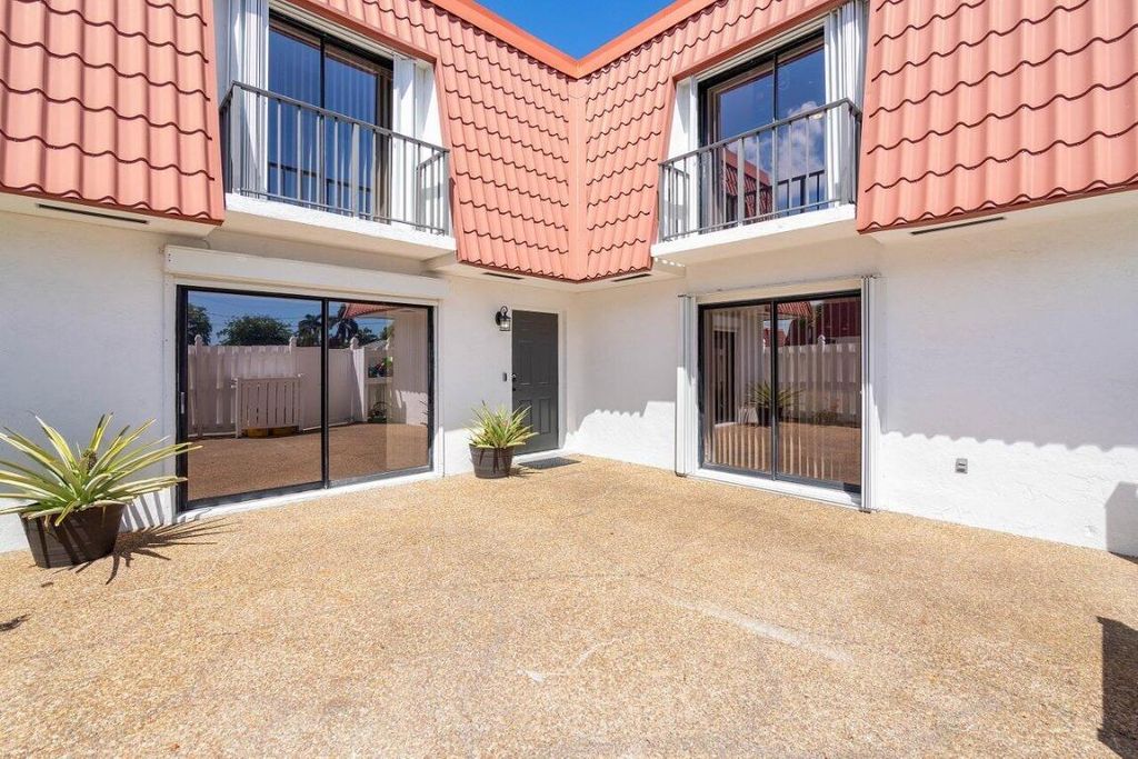 Photo of 1421 SW 28th Avenue, Boynton Beach, FL 33426 (MLS # R10973496)
